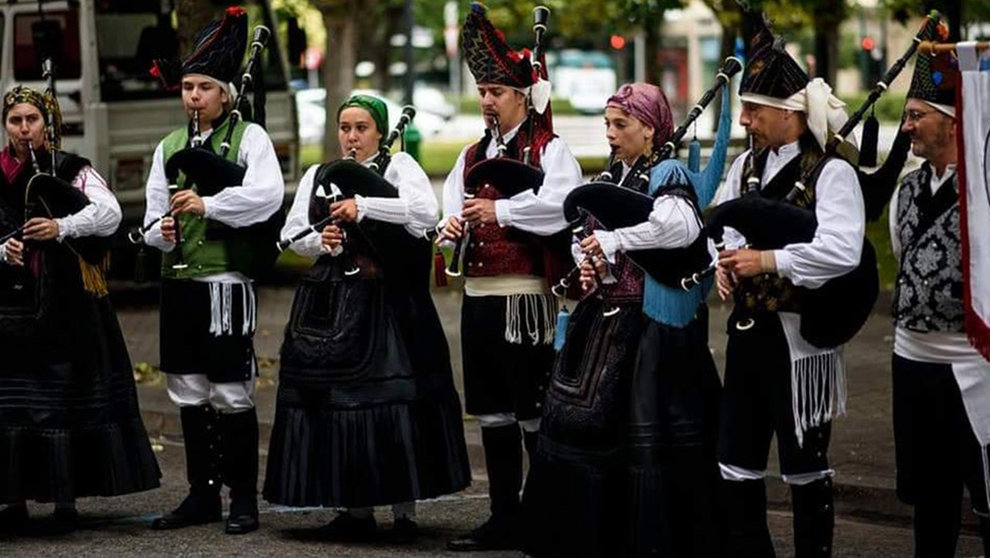 El Grupo Oficial de Gaitas del Lar Gallego de Pamplona interpretando músicas tradicionales gallegas. CEDIDA