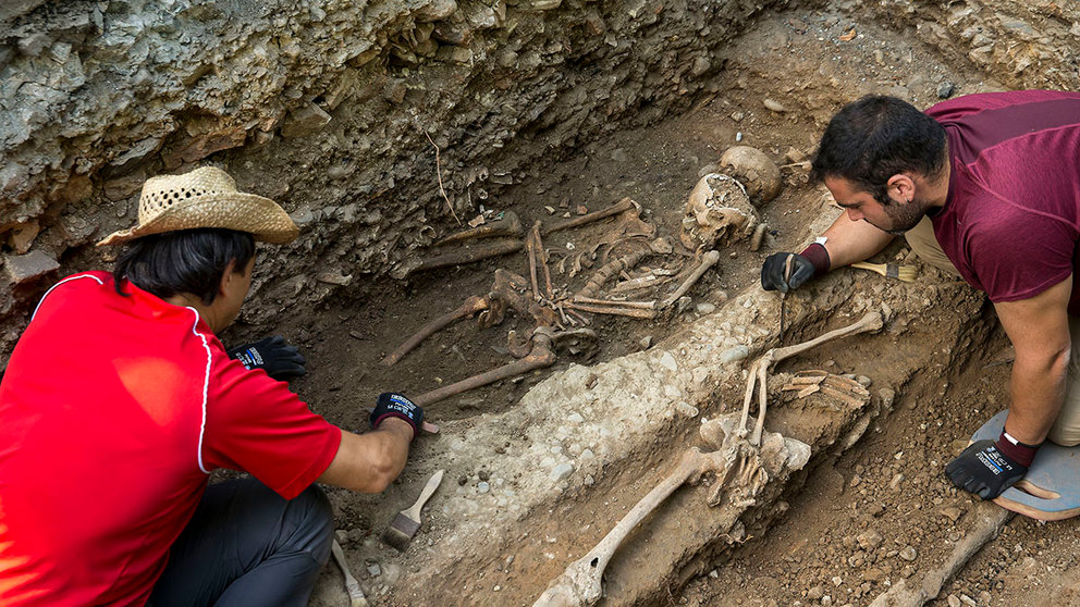 Esqueletos encontrados en la calle Bosquecillo, en torno al Portal de San Nicolás. AYUNTAMIENTO DE PAMPLONA