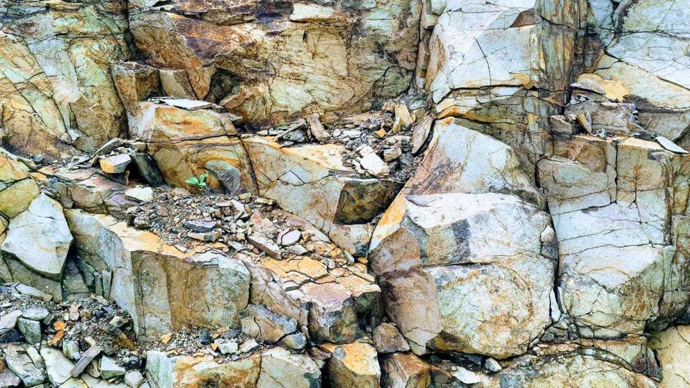 Rocas de una montaña tras una excavación. ARCHIVO