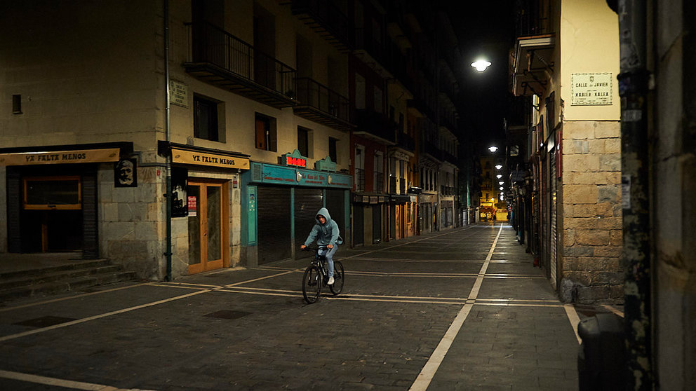 Varias personas caminan por la calle Estafeta de Pamplona minutos antes del toque de queda impuesto hasta septiembre a causa de la quinta ola del coronavirus. PABLO LASAOSA