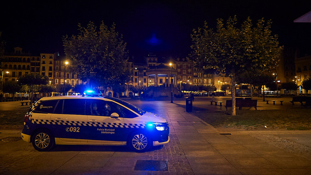 Una patrulla de Policía Municipal vigila la Plaza del Castillo de Pamplona durante los primeros minutos del toque de queda producido por la quinta ola del coronavirus. PABLO LASAOSA