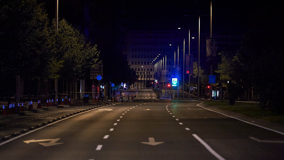 La Avenida del Ejército de Pamplona, completamente vacía, minutos después del comienzo del toque de queda producido por el coronavirus. PABLO LASAOSA