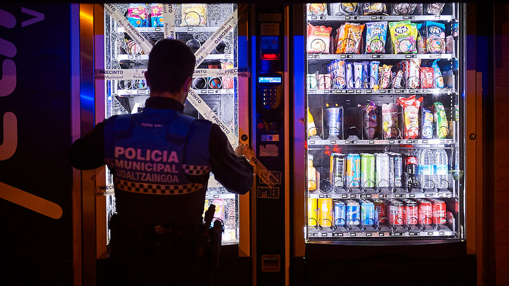 Policía Municipal de Pamplona interviene en un robo con fuerza en la Rochapea, durante el toque de queda producido por la quinta ola del coronavirus. PABLO LASAOSA