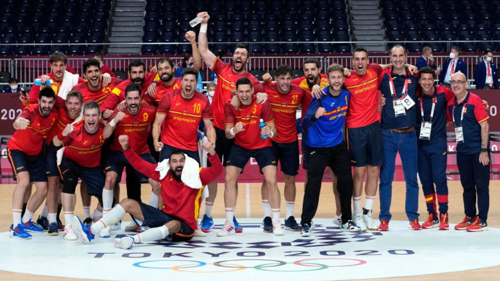 La selección española de balonmano celebra su victoria ante Suecia y el pase a semifinales en los JJOO COE