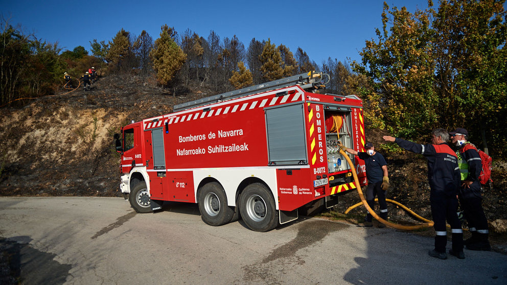 Los bomberos de Navarra sofocan un incendio en las faldas del monte San Cristobal muy cerca de la localidad de Artica. MIGUEL OSÉS