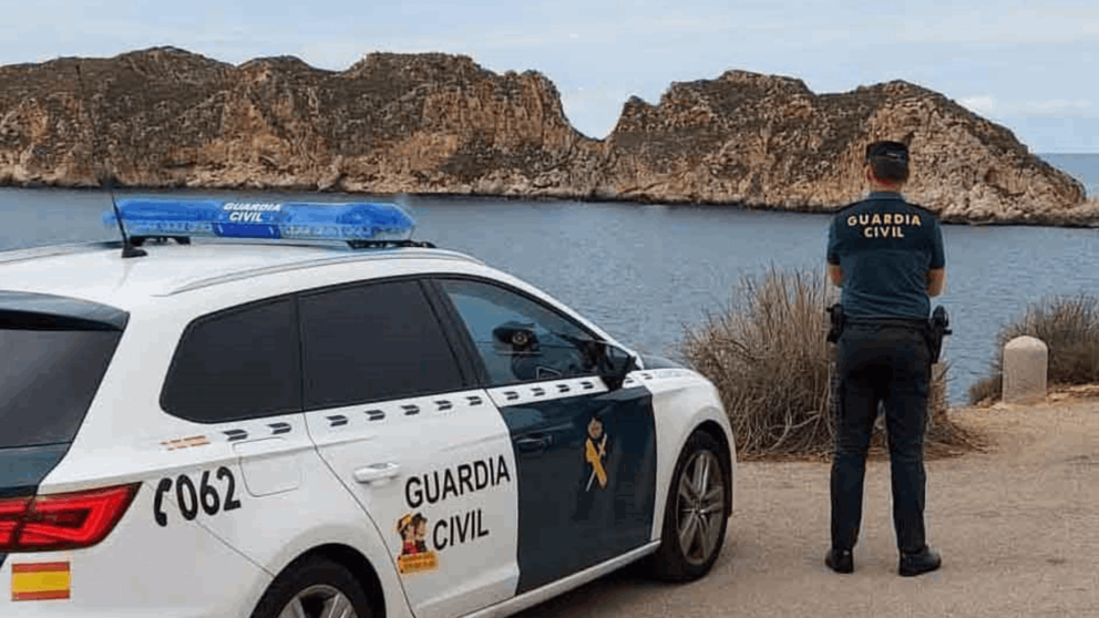Coche patrulla y agente de la Guardia Civil en Baleares. GUARDIA CIVIL