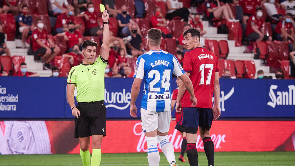 El árbitro Ortiz Árias muestra tarjeta a Sergi Gómez ante Budimir en el partido Osasuna - Espanyol.
AFP7 /  Europa Press