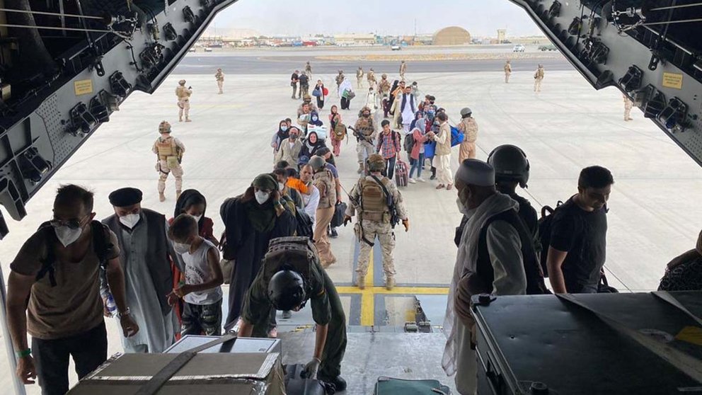 Un grupo de repatriados españoles sube al avión A400M enviado por el Gobierno de España para evacuarlos de Kabul (Afganistán), a 18 de agosto de 2021. MINISTERIO DE DEFENSA