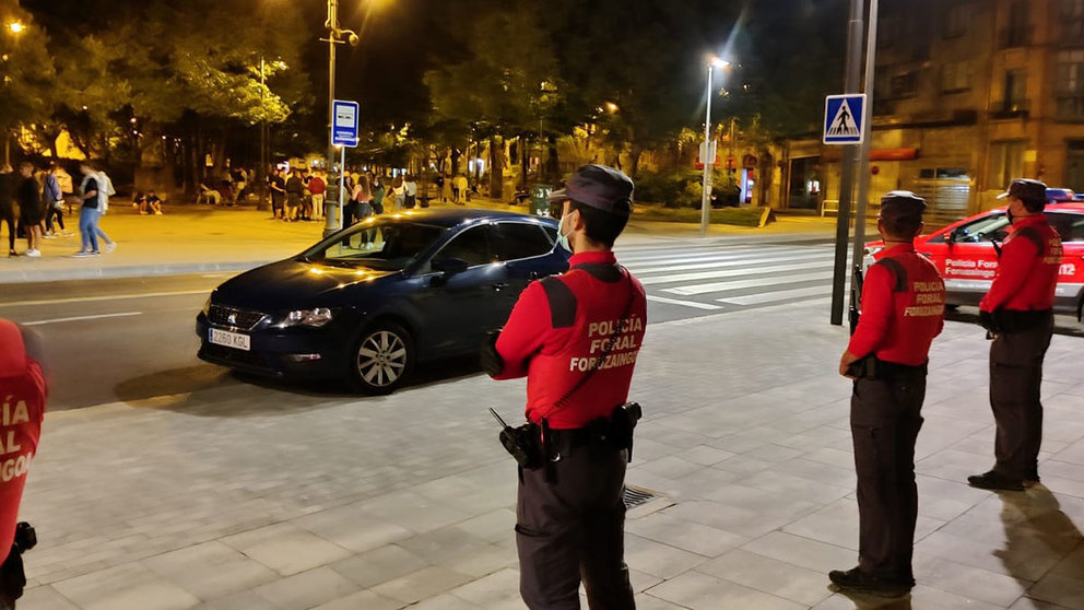 Agentes de la Policía Foral dan soporte a los agentes de Pamplona en las inmediaciones del Parlamento foral. POLICÍA FORAL
