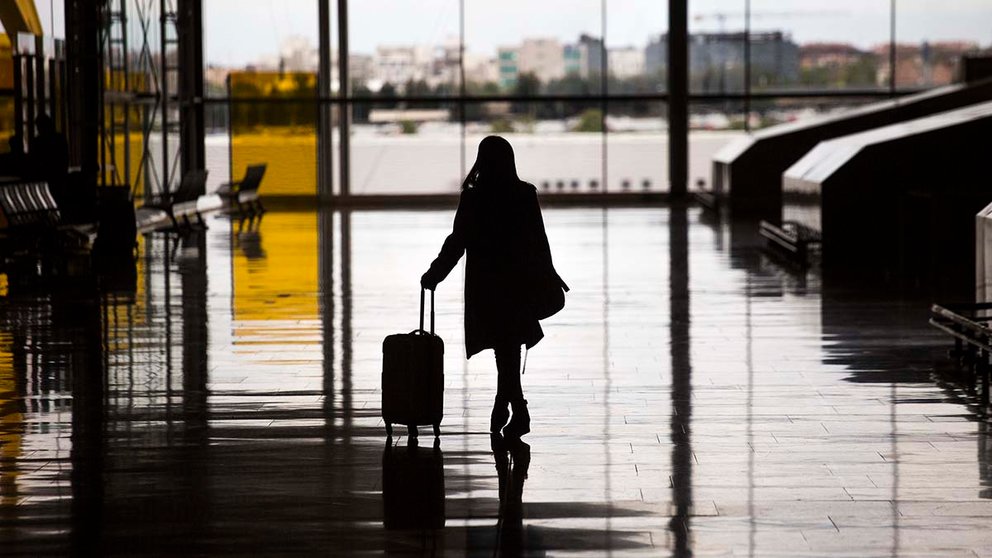 Una mujer con una maleta en el aeropuerto de Madrid - Barajas Adolfo Suárez, a 21 de abril de 2021. Alejandro Martínez Vélez / Europa Press