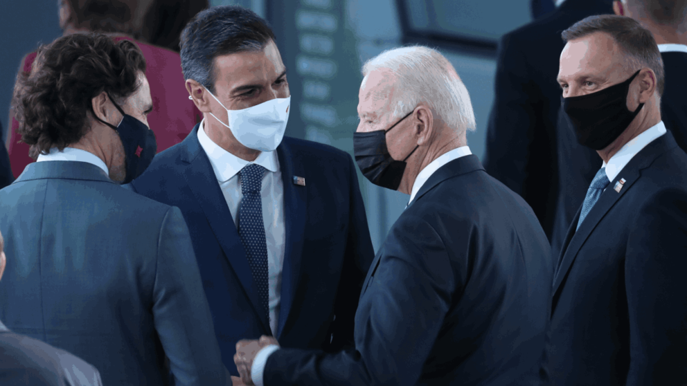 Biden y Sánchez mantienen una breve conversación en los pasillos de la OTAN. ARCHIVO