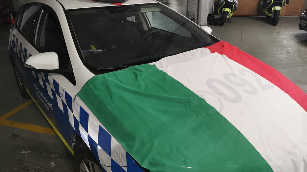 La bandera de Italia que un hombre de 34 ha intentado llevarse del Consulado. POLICÍA MUNICIPAL DE PAMPLONA