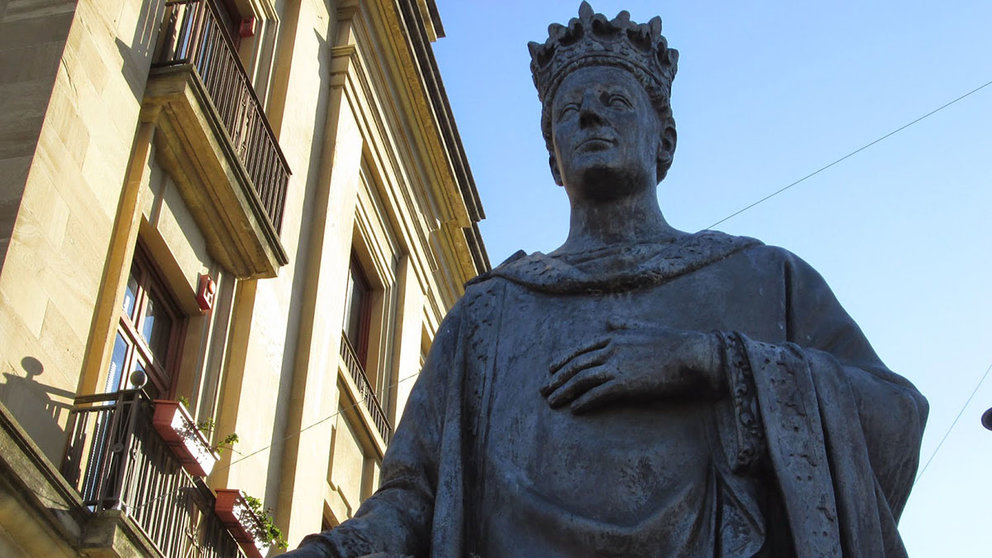 Estatua de Carlos III en Pamplona. ARCHIVO