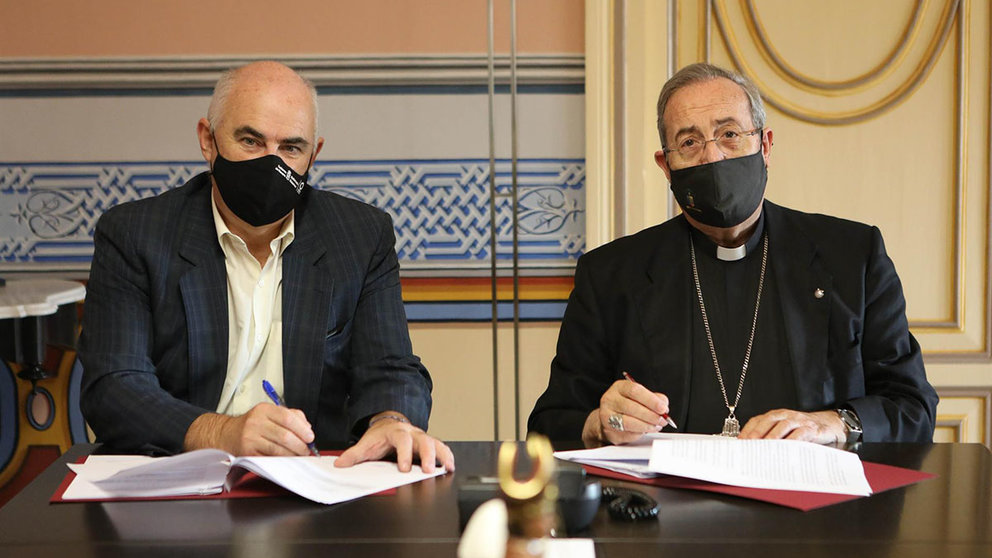 El vicepresidente del Gobierno de Navarra José María Aierdi y el arzobispo de Pamplona, Francisco Pérez, firman un convenio por el que la Iglesia cede viviendas para alquiler público. - GOBIERNO DE NAVARRA