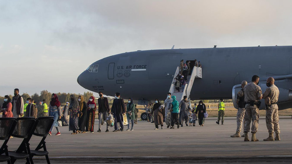 Refugiados afganos llegan a la Base Naval de Rota. EUROPA PRESS