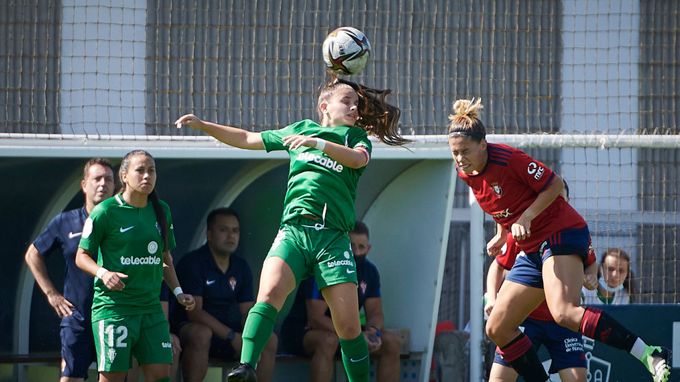 Osasuna femenino se enfrentó al Gijón en las instalaciones de Tajonar. PABLO LASAOSA