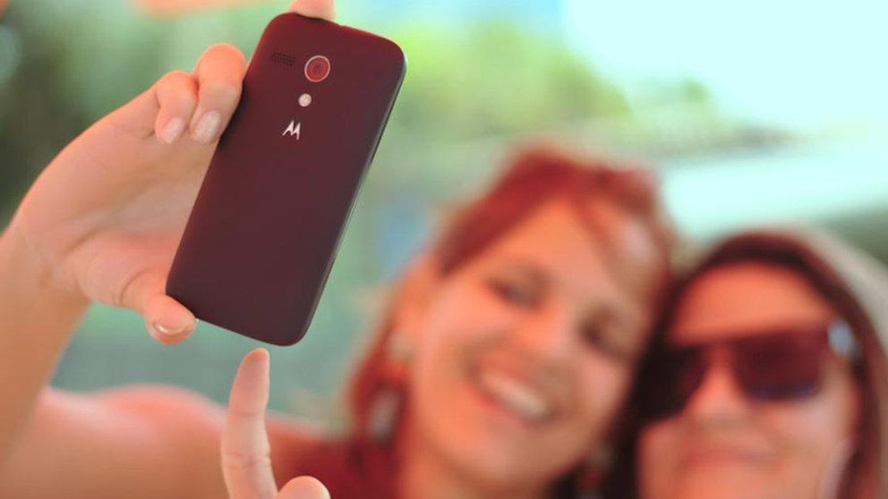 Imagen de archivo de dos mujeres sacándose un selfie ARCHIVO