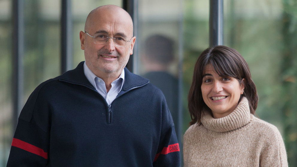 Los investigadores de la Universidad de Navarra, Ignacio Moriyón y Raquel Conde, en una imagen de archivo tomada antes de la pandemia. UNIVERSIDAD DE NAVARRA
