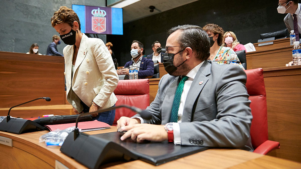 María Chivite, presidenta del Gobierno de Navarra toma asiento en el Parlamento junto al Vicepresidente Remírez. PABLO LASAOSA