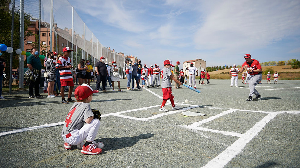 Inauguración del nuevo campo de softbol construido en el barrio de la Rochapea. PABLO LASAOSA