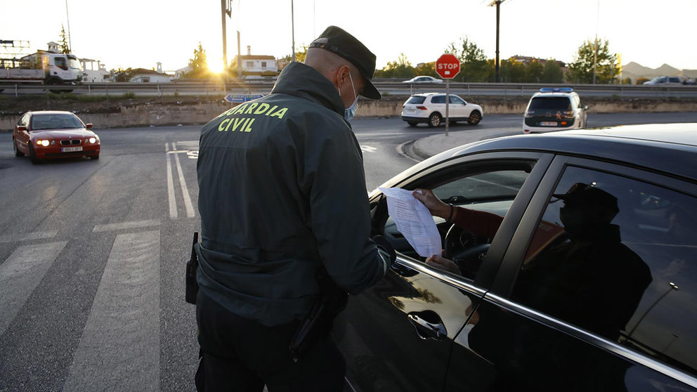 La Guardia Civil y la Policía local de Pulianas, realizan juntos controles de tráfico en los límites de la ciudad de Granada y la localidad de Pulianas a 26 de octubre 2020. EUROPA PRESS