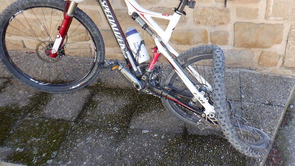 Estado de la bicileta tras el atropello a un ciclista en Barásoain. POLICÍA FORAL