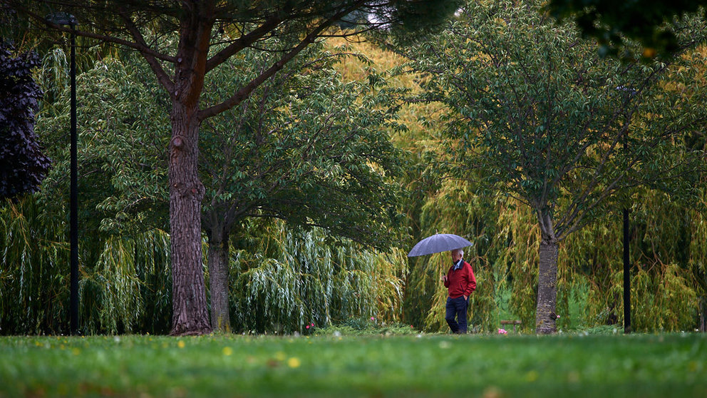 Un hombre camina con un paraguas bajo la lluvia durante uno de los primeros dias del otoño de 2021. MIGUEL OSÉS