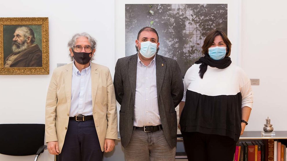 Javier Goldáraz, Unai Hualde y Helena Gallego en su visita al Parlamento foral el pasado mes de junio de 2021. PARLAMENTO DE NAVARRA