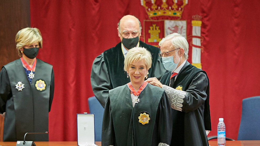La fiscal Elena Sarasate Olza recibe la cruz de la Orden de San Raimundo de Peñafort en reconocimiento a su labor en el caso de La Manada en 2016. PABLO LASAOSA