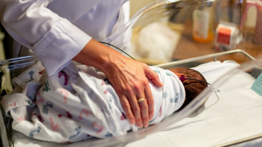 Un bebé recién nacido en un hospital. ARCHIVO