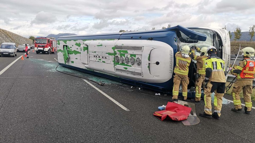 Accidente de un autobús que cubría el trayecto Vitoria-Pamplona. BOMBEROS DE ÁLAVA