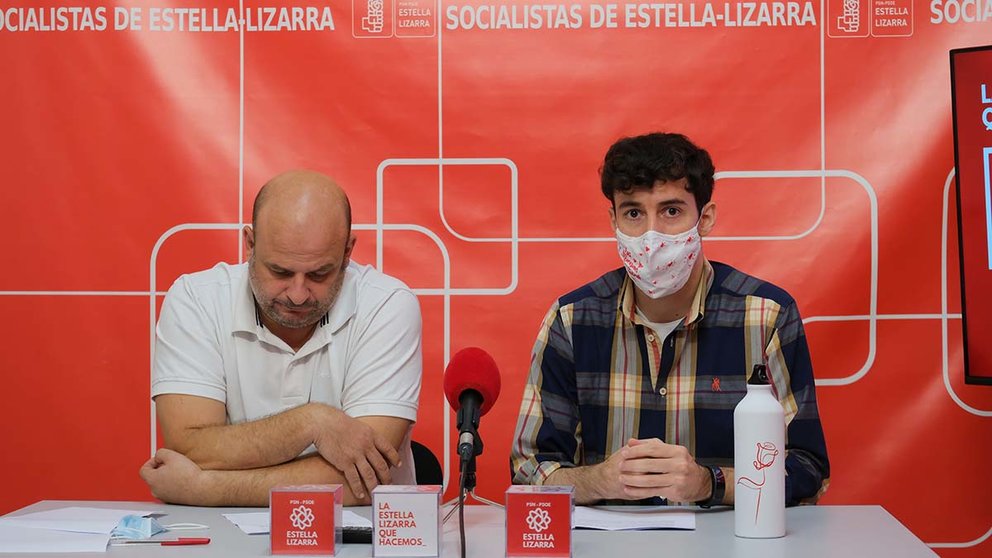 El secretario de organización de los socialistas de Estella, Fran Moleón, y el portavoz de los socialistas de Estella, Ibai Crespo. AYUNTAMIENTO DE ESTELLA
