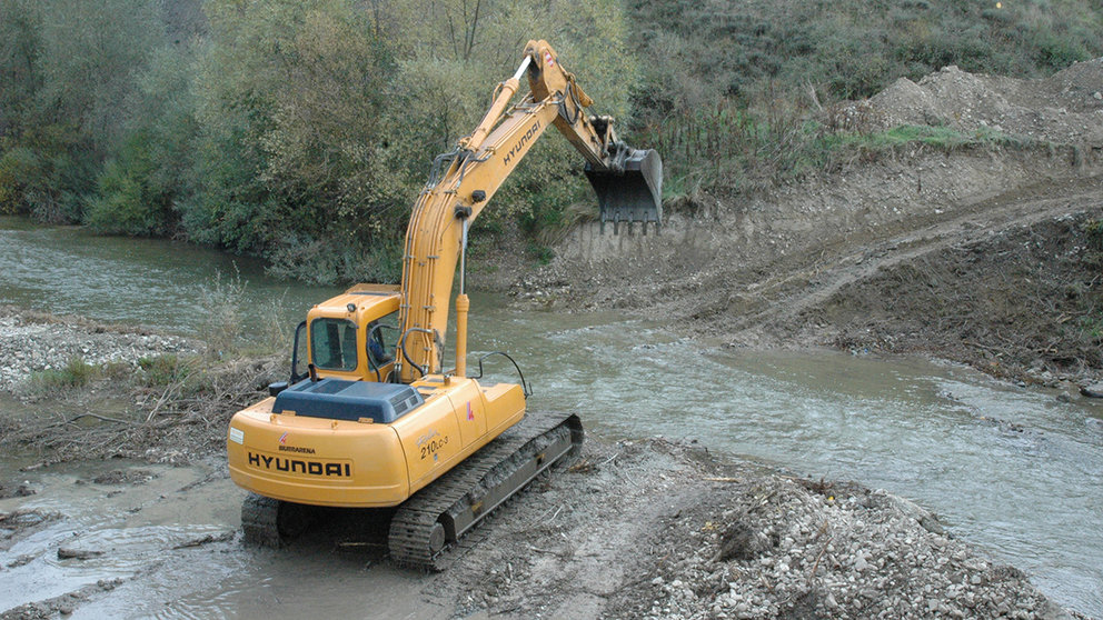 Una excavadora en el río Ega. CEDIDA