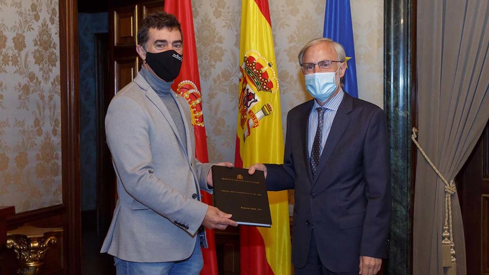El fiscal superior de Navarra, José Antonio Sánchez, entrega la memoria al consejero Eduardo Santos. GOBIERNO DE NAVARRA