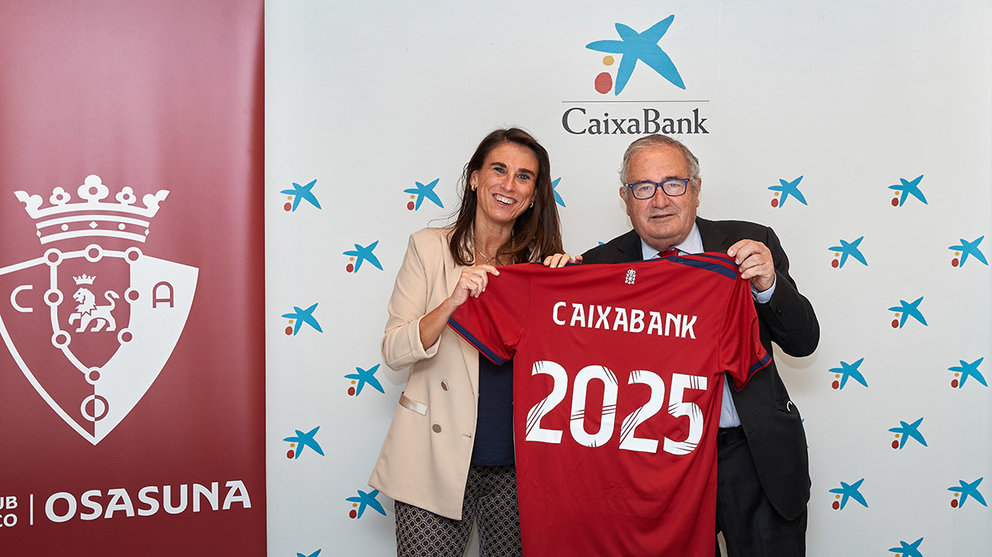 Firma del convenio entre Caixabank y Osasuna hasta 2025. Cedida.