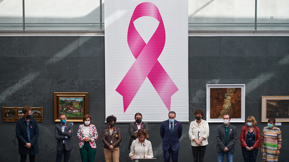 El Parlamento de Navarra acoge un acto junto con la Asociación Saray con motivo de la conmemoración del Día Internacional del Cáncer de Mama. MIGUEL OSÉS