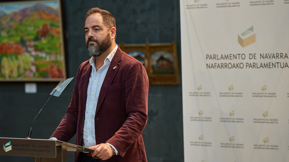 Ramón Alzorriz, atiende a los medios de comunicacion en el atrio delparlamento de Navarra. MIGUEL OSÉS