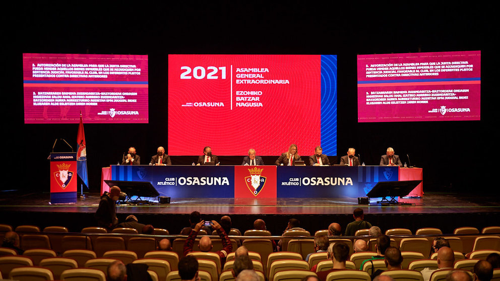 Asamblea de Osasuna celebrada en el auditorio de Barañain. MIGUEL OSÉS
