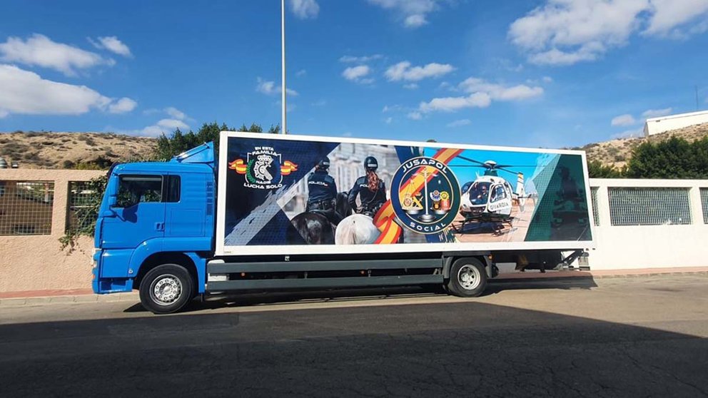 Camión de Jusapol Social que transporta la ayuda humanitaria donada por Ribera Sur a La Palma. CEDIDA