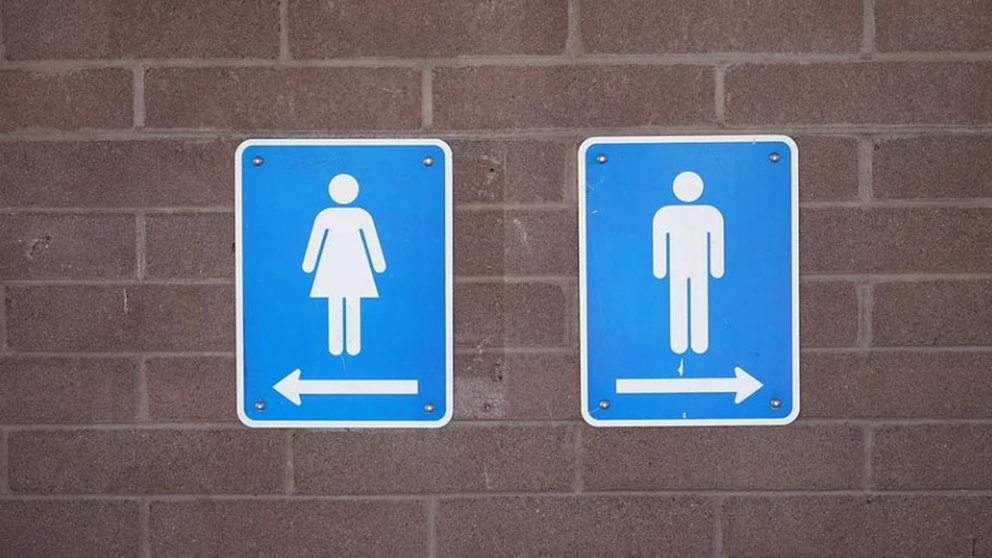 Un cartel que indica los diferentes baños separados por géneros. ARCHIVO