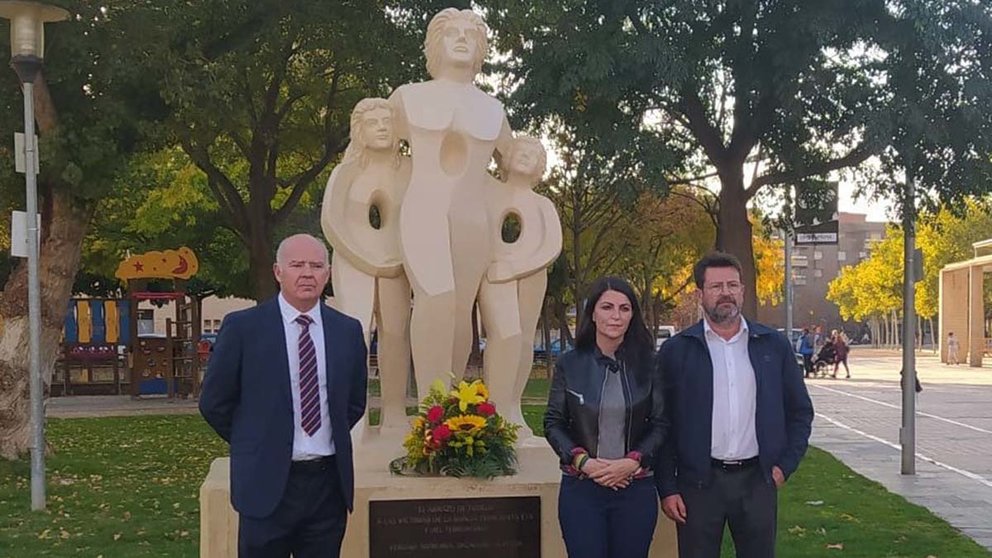 Macarena Olona posa en el monumento a las víctimas del terrorismo en su visita a Tudela. TWITTER