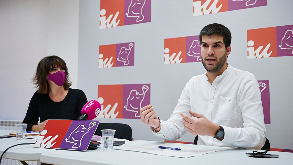 El coordinador general de Izquierda Unida de Navarra, Carlos Guzmán, y la secretaria de Organización, Mª Eugenia San Martín, ofrecen una rueda de prensa sobre retos de futuro de IUN. PABLO LASAOSA