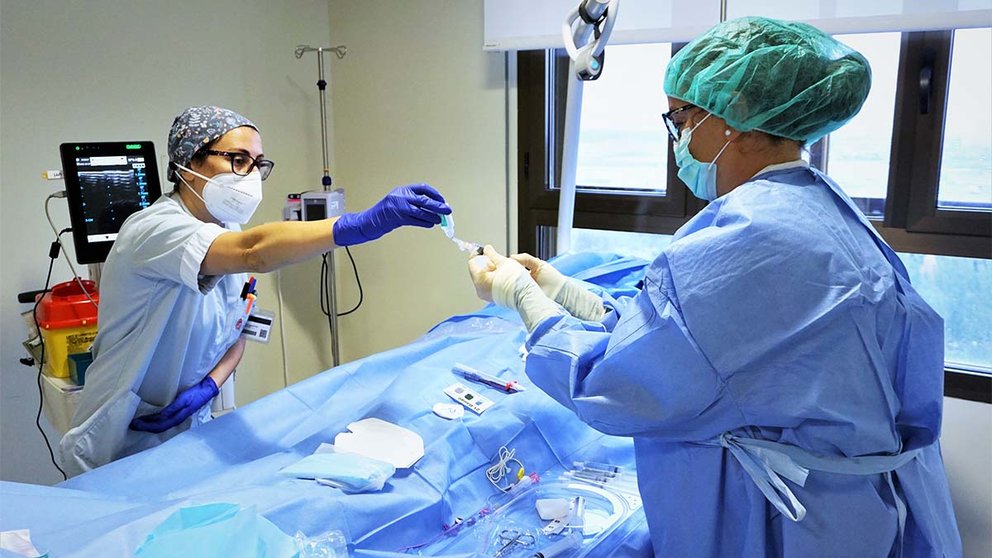 Profesionales de la nueva Unidad de Terapia Intravenosa del Hospital Reina Sofía de Tudela preparan una intervención. GOBIERNO DE NAVARRA.