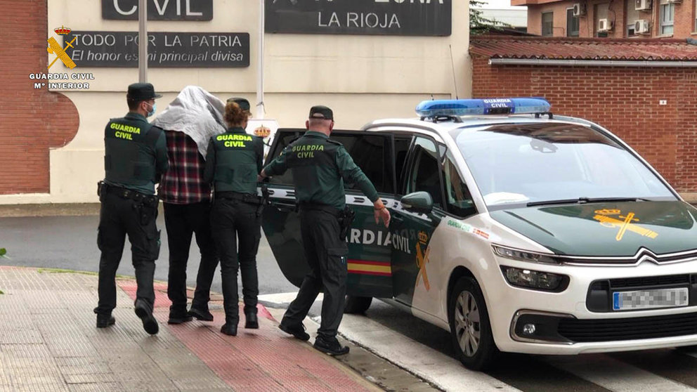 El detenido por el asesinato del menor de nueve años de Lardero (La Rioja), acompañado de varios guardias civiles, sale del cuartel de la Guardia Civil durante su paso a disposición judicial. GUARDIA CIVIL