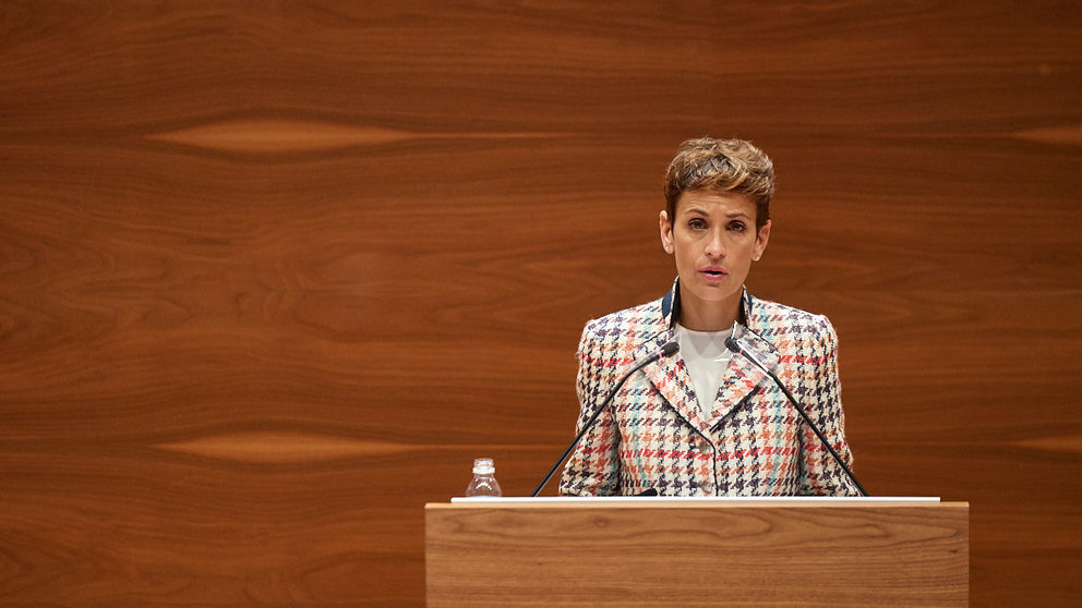La presidenta del gobierno de Navarra, María CHivite, en el atril durante el debate de la comunidad. MIGUEL OSÉS