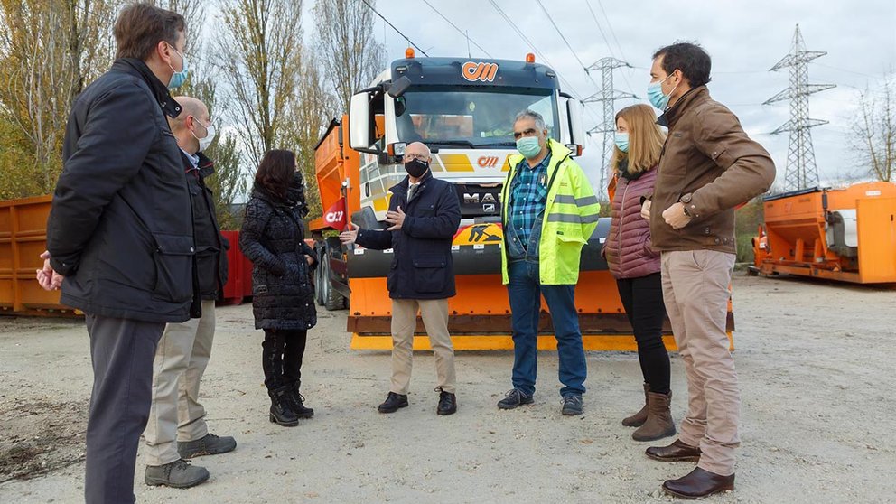 El consejero de Cohesión Territorial, Bernardo Ciriza, visita el centro de conservación de carreteras de Pamplona para conocer el plan de vialidad invernal. GOBIERNO DE NAVARRA