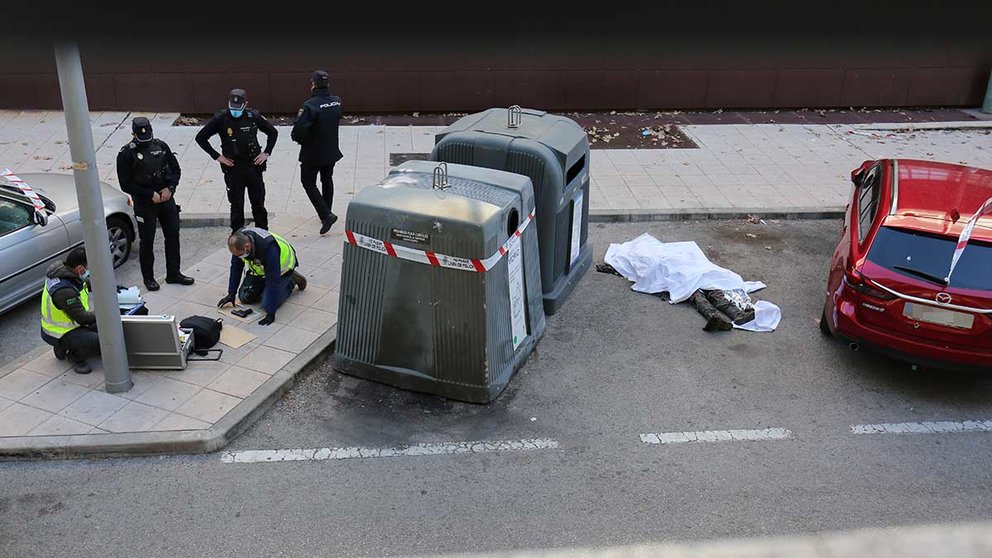 Varios policías nacionales, a pocos metros del cuerpo del hombre que ha sido abatido por un agente en la calle Benimamet, en el distrito de Villaverde.
Cézaro De Luca / Europa Press