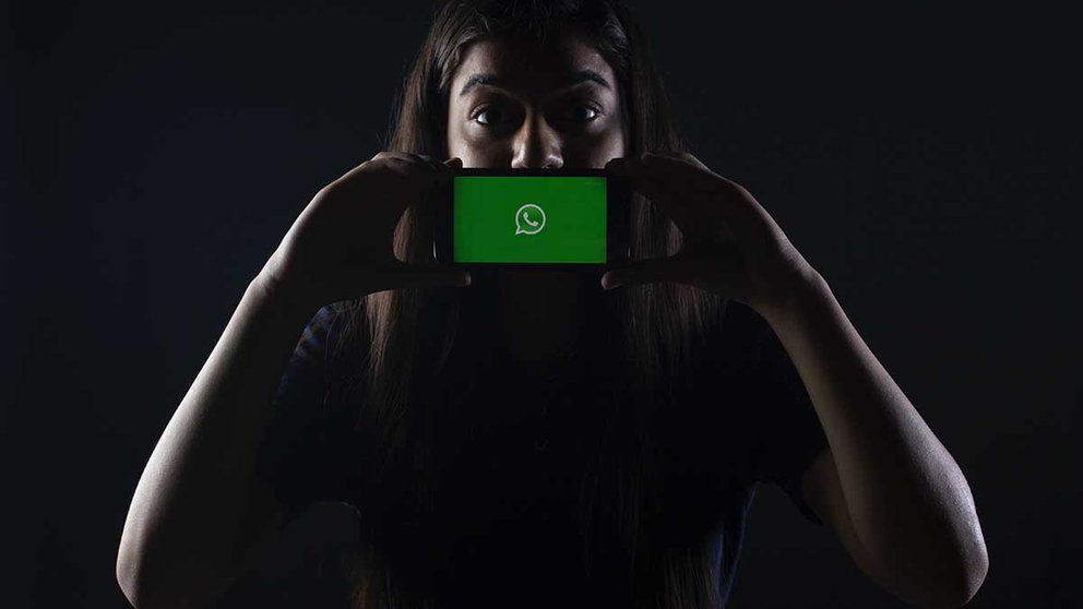 Una joven muestra un teléfono móvil con el logotipo de WhastApp. FOTO: Rachit Tank / Archivo