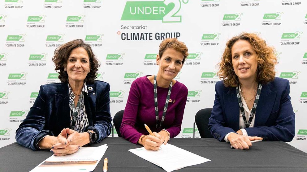 La Presidenta Chivite y la consejera de Desarrollo Rural y Medio Ambiente, Itziar Gómez, junto a la consejera delegada de The Climate Group, Helen Clarkson, en Glasgow (Reino Unido), firman los documentos. GOBIERNO DE NAVARRA