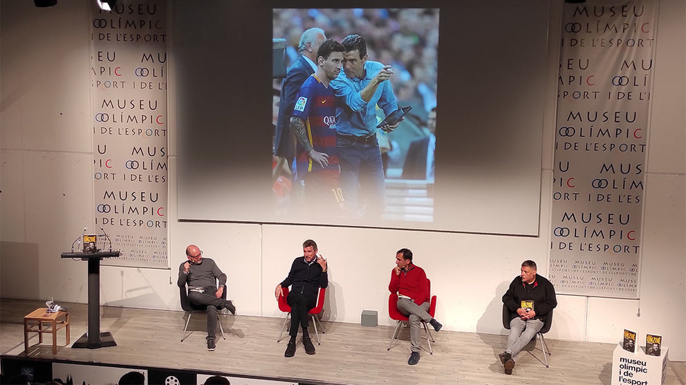 El exportero y entrenador Juan Carlos Unzué (segundo por la izquierda) en la presentación de su libro 'Juan Carlos Unzué. Una vida plena', en el Museu Olímpic de Barcelona. EUROPA PRESS.